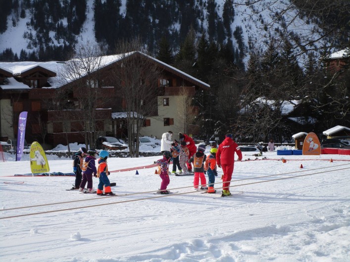 Location de vacances - Appartement à Pralognan-la-Vanoise - L'Ecole de ski de l'ESF, juste devant votre location,  le DÔME DES  SONNAILLES