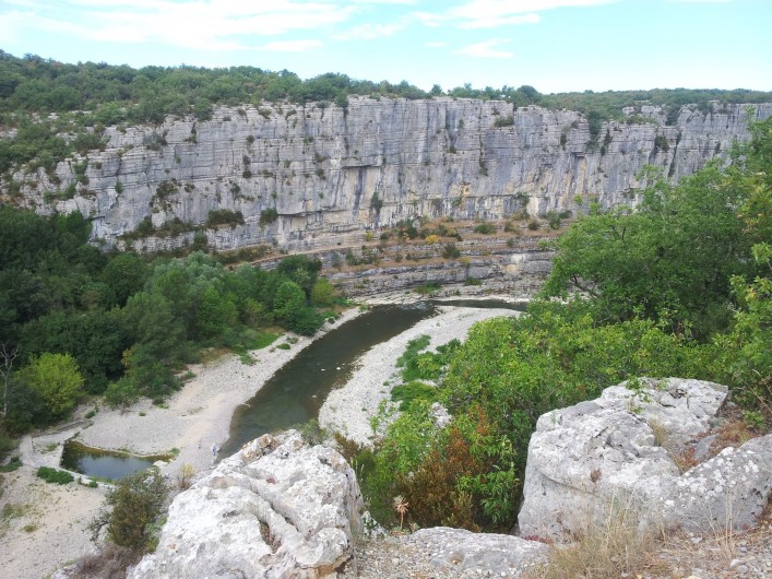 Location de vacances - Gîte à Saint-Alban-Auriolles - randonnée au dessus de la rivière Ardèche