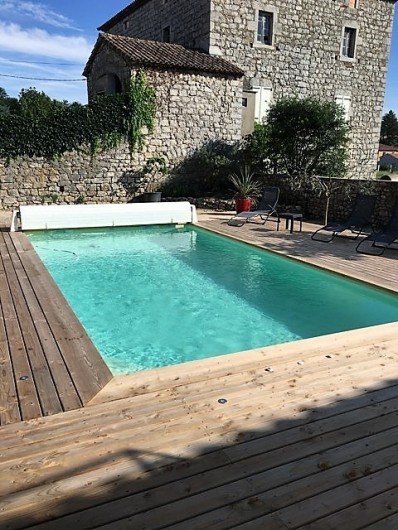 Location de vacances - Gîte à Saint-Alban-Auriolles - piscine côté plages transats