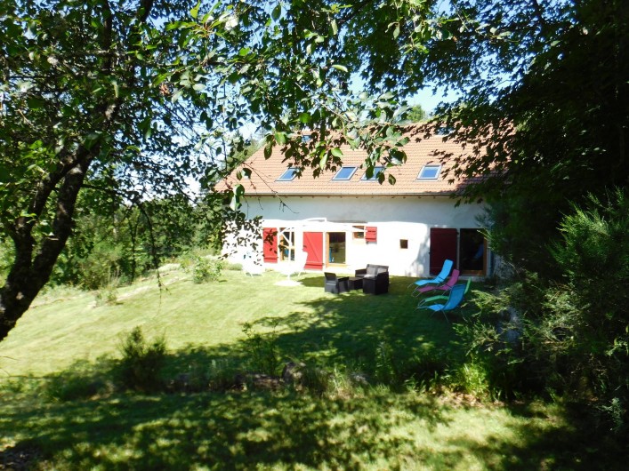 Location de vacances - Gîte à Arrentès-de-Corcieux - le gite terrain à l'arrière