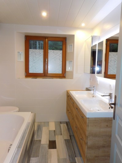 Location de vacances - Gîte à Arrentès-de-Corcieux - Salle de bain - étage