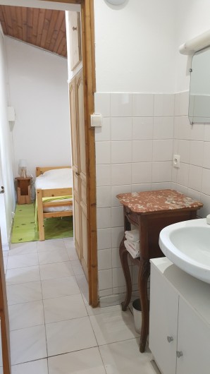 Location de vacances - Chambre d'hôtes à Saint-Martin-le-Vieil - SDB et chambre gîte Le Verger de Villelongue