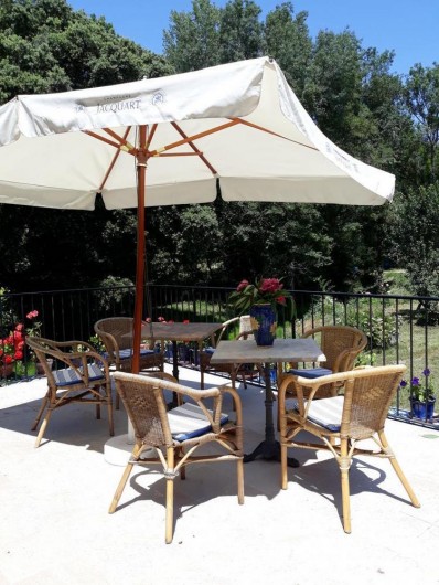 Location de vacances - Chambre d'hôtes à Saint-Martin-le-Vieil - Petit-déjeuner sur la terrasse
