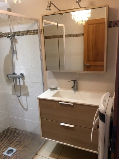 Location de vacances - Appartement à Saissac - lavabo et radiateur sèche-serviettes