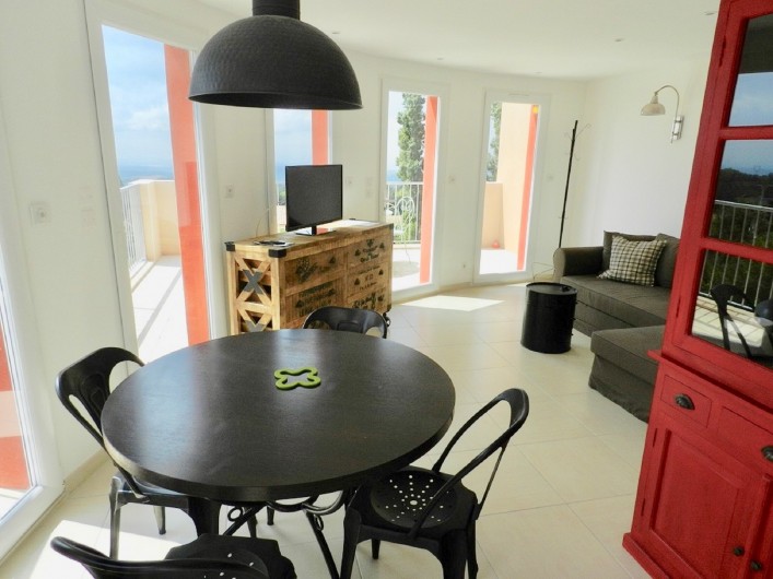 Location de vacances - Appartement à Saissac - Loft lumineux et moderne vue sur les Pyrénées