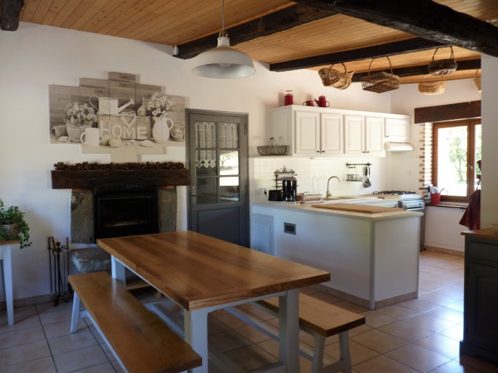 Location de vacances - Villa à Labeaume - coin salle à manger avec sa cheminée