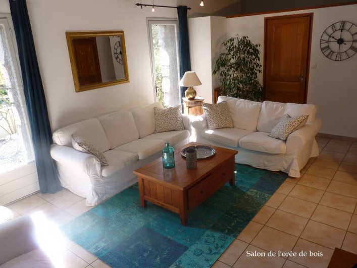 Location de vacances - Villa à Labeaume - salon avec bibliothèque et écran plat + bluray