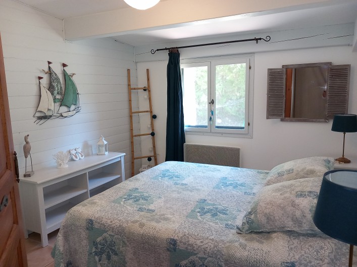 Location de vacances - Villa à Labeaume - suite chambre bleue lit en 160 x 200  moustiquaire