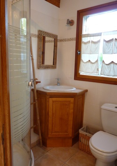 Location de vacances - Villa à Labeaume - Salle de douche suite chambre bleue