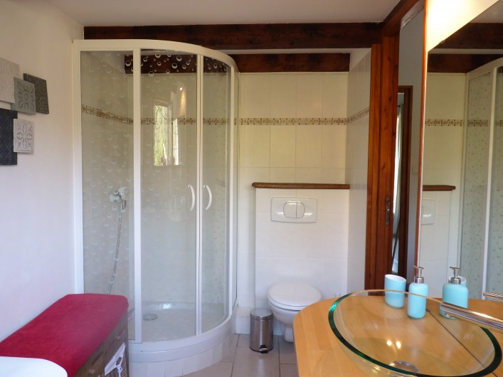 Location de vacances - Villa à Labeaume - salle de douche commune à la chambre grise et enfants