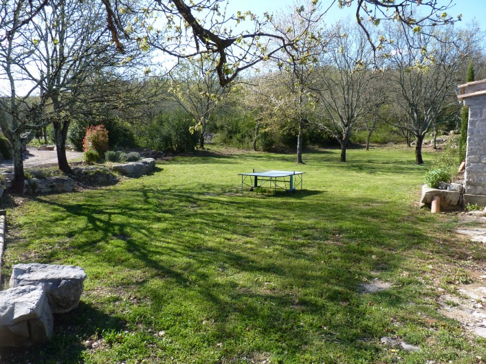 Location de vacances - Villa à Labeaume - arrière maison avec sa  table  de ping-pong