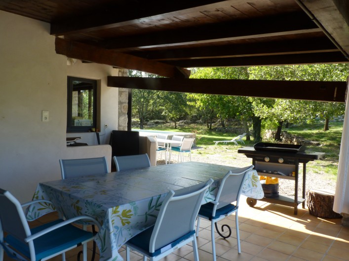 Location de vacances - Villa à Labeaume - Terrasse couverte 30 M2 avec son coin  apéro