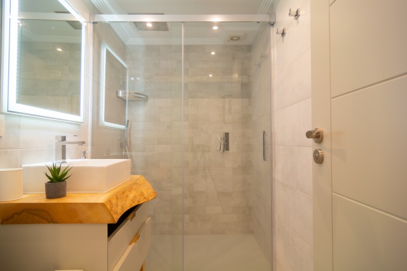 Location de vacances - Chalet à Marbella - Salle de bain, avec une cabine de douche à l'italienne