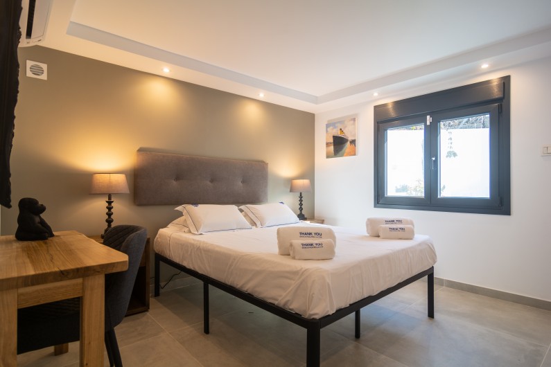 Location de vacances - Chalet à Marbella - Double bed (150cmx200cm) une table en bois pour ordi
