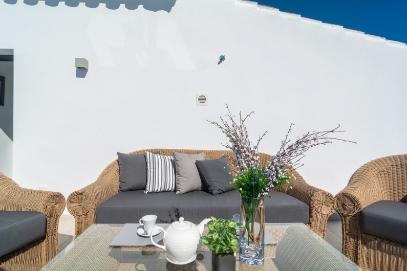 Location de vacances - Chalet à Marbella - Canapé et fauteuils en rotin, table basse et deux chaises en rotin.
