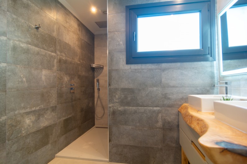 Location de vacances - Chalet à Marbella - La salle de bains attenante est équipée d'une baignoire
