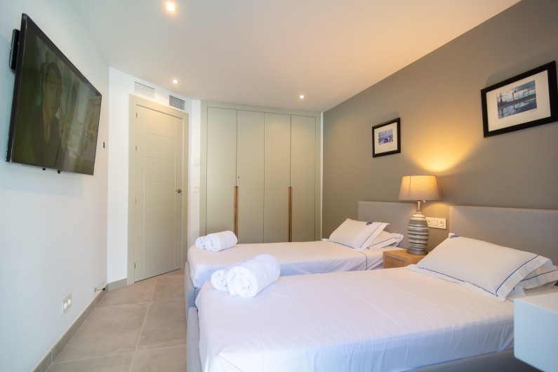 Location de vacances - Chalet à Marbella - Deux lits simples, armoires, tables de nuit avec lampes