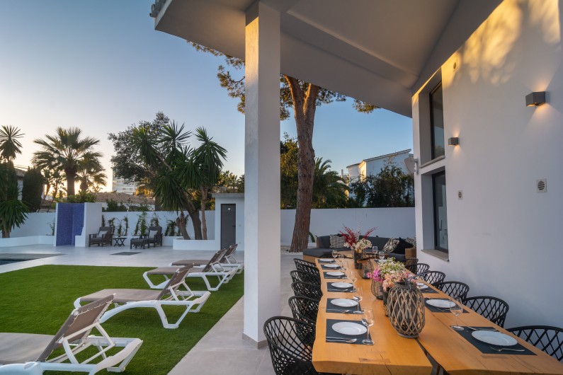 Location de vacances - Chalet à Marbella - Magnifique table de salle à manger extérieure en bois massif sur mesure