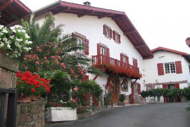 Location de vacances - Gîte à Saint-Étienne-de-Baïgorry - Façade de la maison Arretxenea