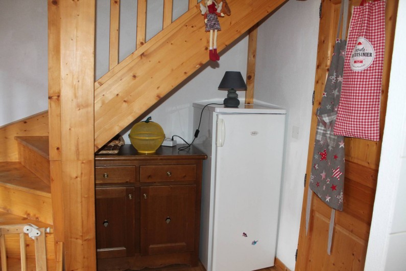 Location de vacances - Appartement à Saint-Sorlin-d'Arves - coin cuisine sous escalier