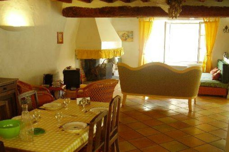 Location de vacances - Gîte à Carcassonne - SALLE  A MANGER  coin salon au fond