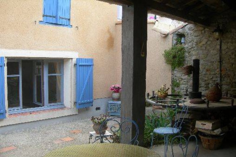 Location de vacances - Gîte à Carcassonne - SALON couvert  table et 6 chaises
