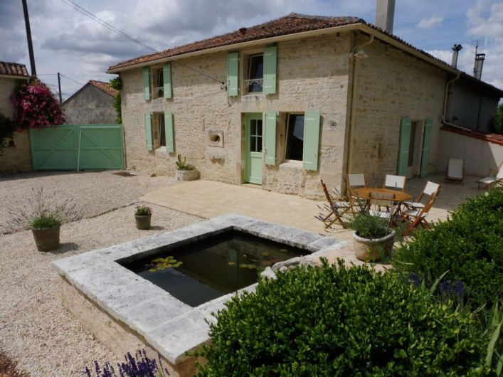 Location de vacances - Villa à Cellefrouin - FAÇADE SUD AVEC BASSIN SECURISABLE POUR LES PETITS