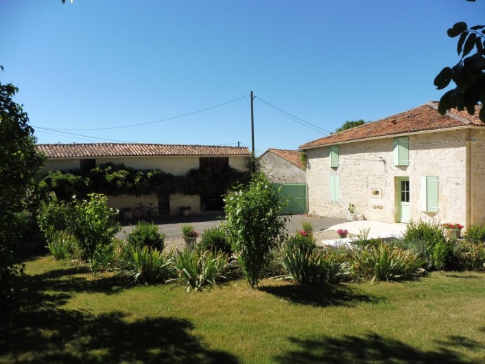 Location de vacances - Villa à Cellefrouin - FAÇADE ET DÉPENDANCES