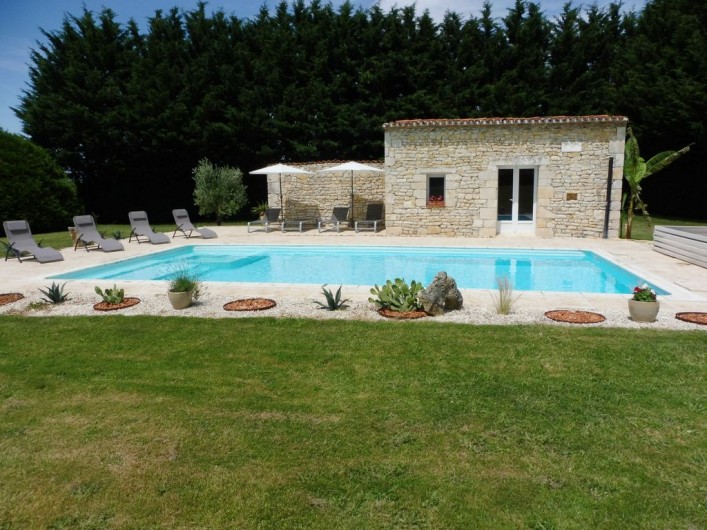 Location de vacances - Villa à Cellefrouin - PISCINE, SOLARIUM ET LOCAL