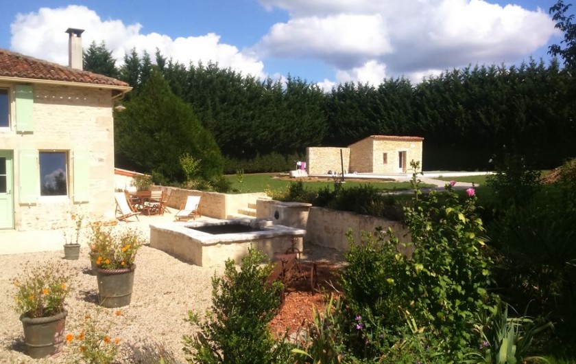Location de vacances - Villa à Cellefrouin - VUE DE LA PISCINE ET DE SON LOCAL