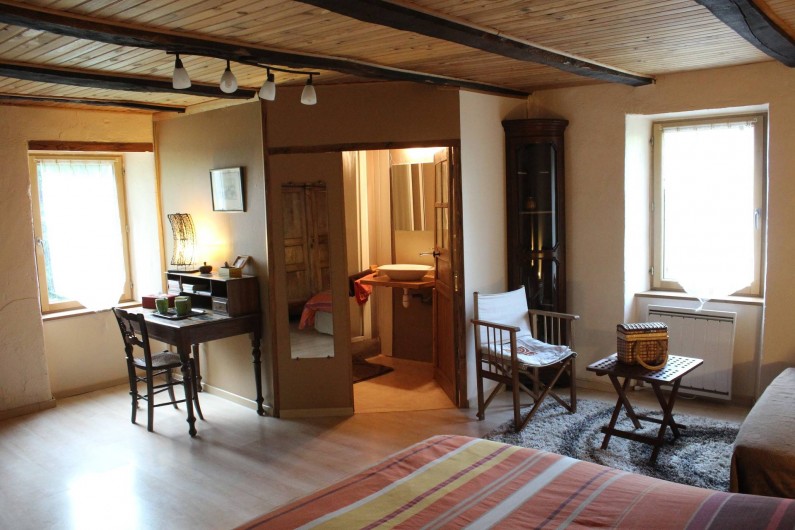 Location de vacances - Chambre d'hôtes à Saint-Laurent-de-Lévézou - Chambre du Jardin