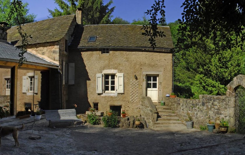 Location de vacances - Chambre d'hôtes à Saint-Laurent-de-Lévézou - Vue de la chambre du Jardin
