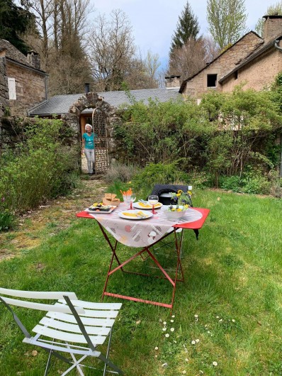 Location de vacances - Chambre d'hôtes à Saint-Laurent-de-Lévézou - Table d'hôtes au jardin