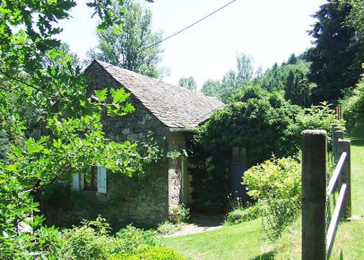 Location de vacances - Chambre d'hôtes à Saint-Laurent-de-Lévézou - Accès Chambre du Jardin
