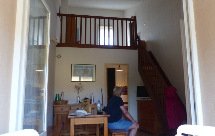 Location de vacances - Appartement à Hyères - Vue de la terrasse sur le séjour et la chambre double.