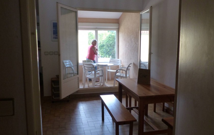 Location de vacances - Appartement à Hyères - Le séjour et vue sur la petite terrasse fermée.