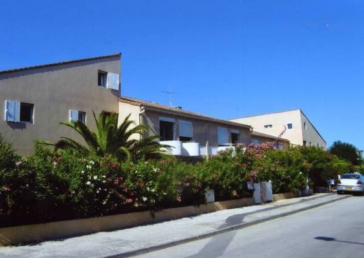 Location de vacances - Appartement à Hyères - Résidence Le Saint Nicolas On aperçoit notre fenêtre au milieu de la façade.
