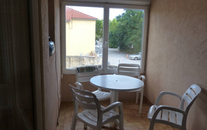 Location de vacances - Appartement à Hyères - La terrasse fermée avec vue sur le parking privé  et le centre du village