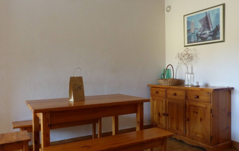 Location de vacances - Appartement à Hyères - Le séjour : table pour 6 , buffet   et meuble avec TV