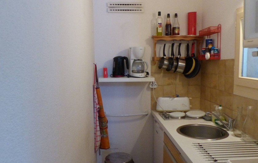 Location de vacances - Appartement à Hyères - Cuisine  avec 2 plaques électriques, 1 four, 1micro-ondes...