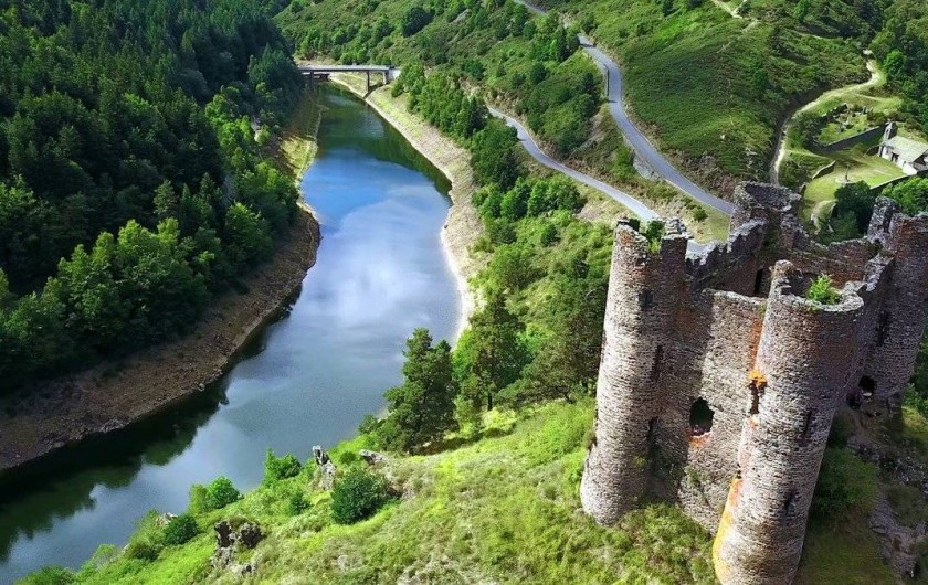 Location de vacances - Gîte à Saint-Flour - le Château d'Alleuze