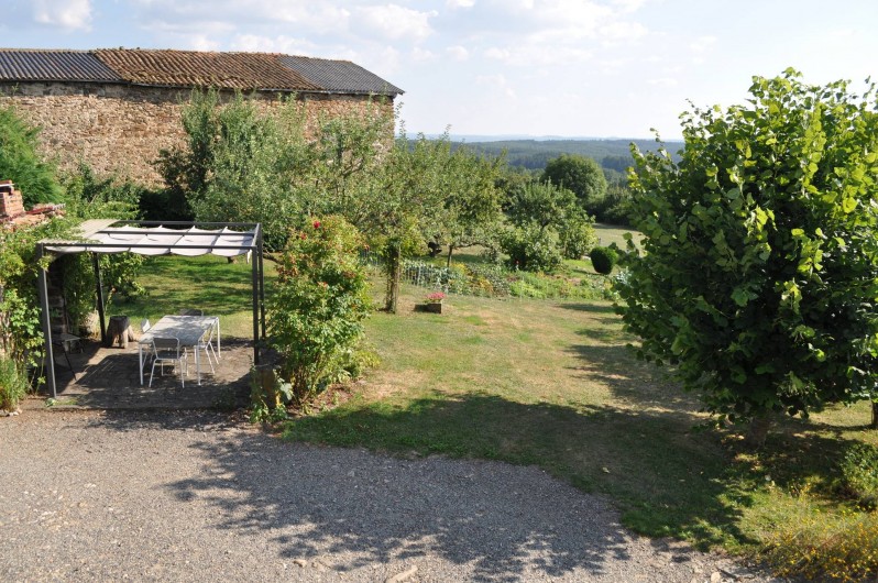 Location de vacances - Gîte à Saint-Flour - vue terrasse et jardin