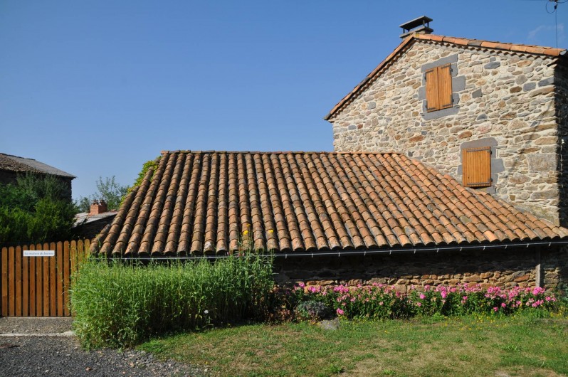 Location de vacances - Gîte à Saint-Flour - arrière du gîte et parking - nord