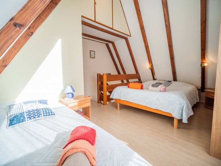 Location de vacances - Gîte à Kaysersberg - La chambre à l'étage avec 1 grand lit 2 personnes et 1 lit 1 personne