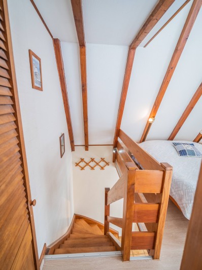 Location de vacances - Gîte à Kaysersberg - Escalier pour aller à la chambre