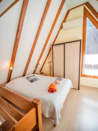 Location de vacances - Gîte à Kaysersberg - Le lit 2 personnes et l'armoire