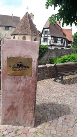 Location de vacances - Gîte à Kaysersberg - Plaque du "village préféré des Français 2017"