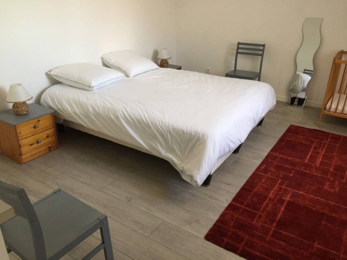Location de vacances - Maison - Villa à Souvigny-de-Touraine - Chambre parentale avec lit bébé