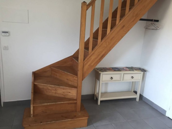 Location de vacances - Maison - Villa à Souvigny-de-Touraine - Montée à l'étage avec espace documentation touristique