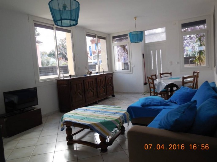 Location de vacances - Villa à Argelès Plage - le séjour comprend divan télèvision et table pour 6 personnes